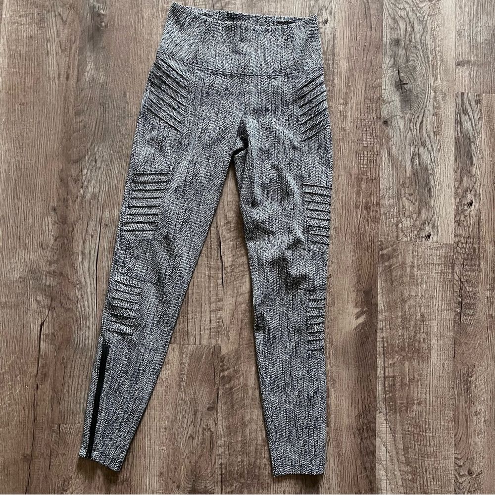Athleta Delaney Monochrome Textured Leggings black white sz. XS
